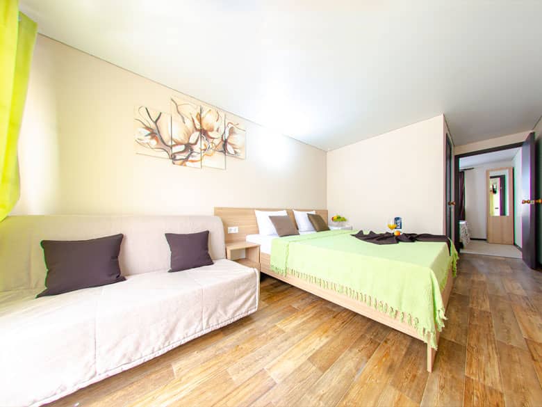 Стандарт 6-и местный с тремя кроватями